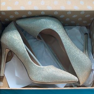 (WORN ONCE) GOLD SEQUIN HEELS